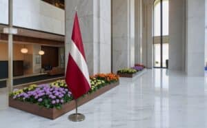 drapeau Lettonie sur hampe