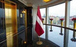 drapeau Lettonie avec socle