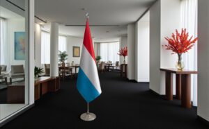 drapeau Luxembourg sur socle