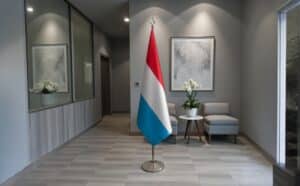 drapeau Luxembourg sur socle
