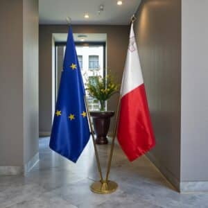 drapeau Malte avec pied