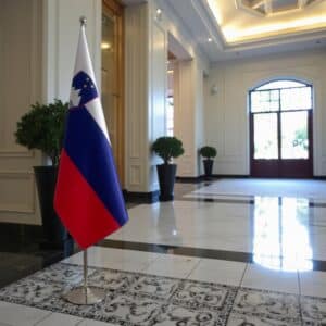 drapeau slovenie avec pied