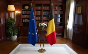 drapeau belge avec mat