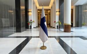 drapeau Finlande avec pied