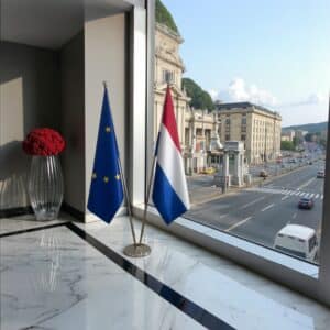 drapeau Pays-Bas et UE sur pied