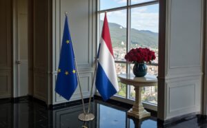 drapeau Pays-Bas et UE sur pied